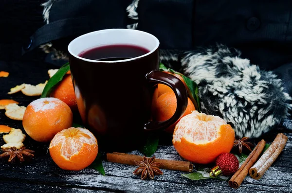 kadeh tabloda şarap