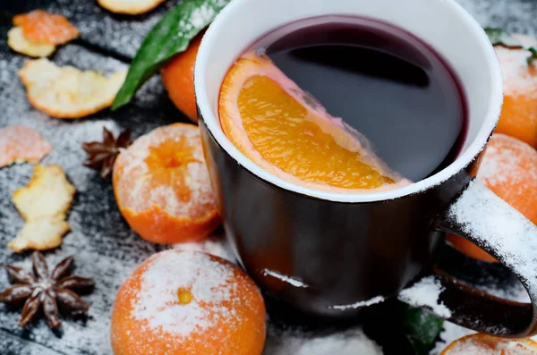 Tasse Wein auf dem Tisch — Stockfoto