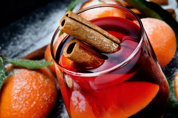 kadeh tabloda tarçın ile şarap