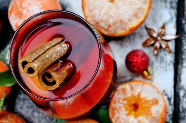 kadeh tabloda tarçın ile şarap