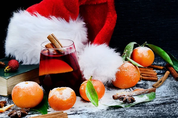 kadeh tabloda tarçın ile şarap