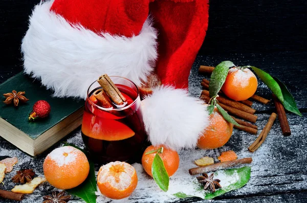 kadeh tabloda tarçın ile şarap