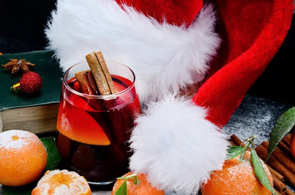 Glas Wein mit Zimt auf dem Tisch — Stockfoto