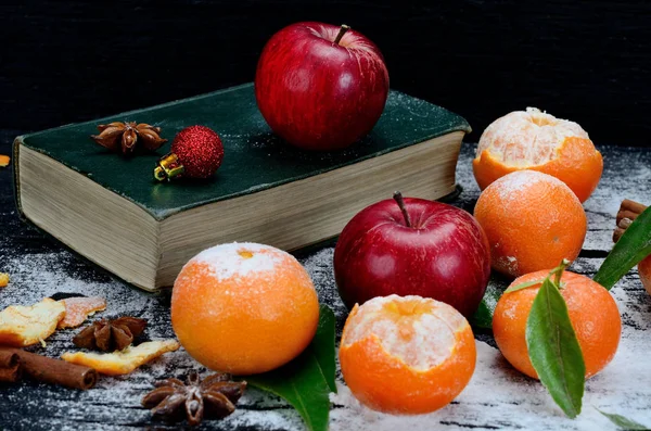 Obst mit Buch auf dem Tisch — Stockfoto
