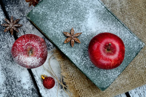 Apfel mit Buch auf dem Tisch — Stockfoto