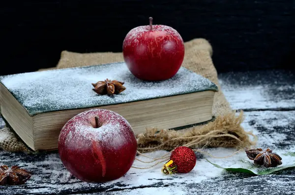 Apfel mit Buch auf dem Tisch — Stockfoto