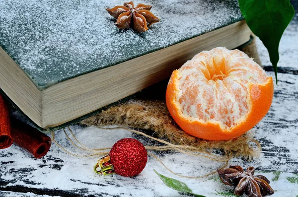Clementinen mit Buch auf dem Tisch — Stockfoto