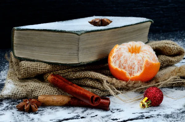 Clementinen mit Buch auf dem Tisch — Stockfoto