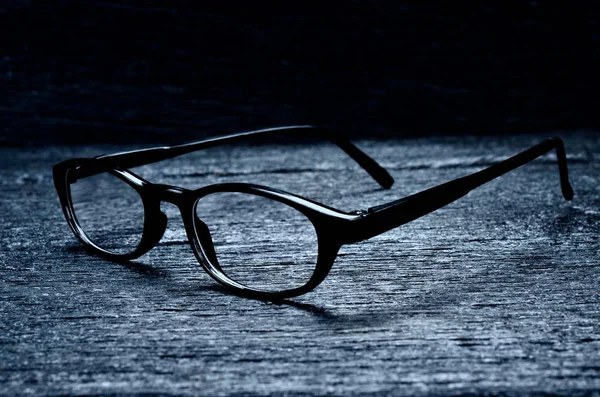 siyah gözlükleri masada