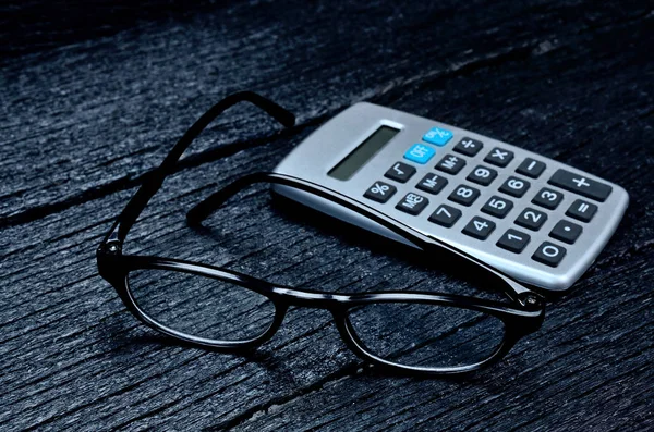 siyah gözlükleri masada