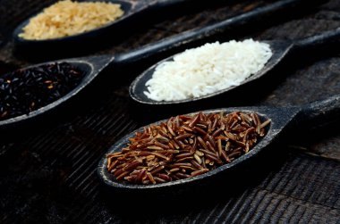 Masanın üzerine pirinç