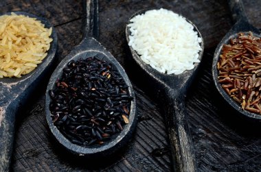 Masanın üzerine pirinç