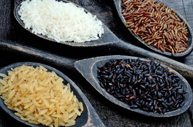 Masanın üzerine pirinç