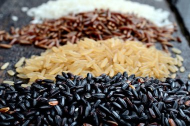 Masanın üzerine pirinç