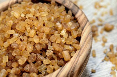 Tablo üzerinde kahverengi şeker