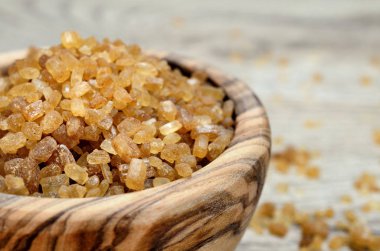 Tablo üzerinde kahverengi şeker