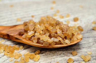 Tablo üzerinde kahverengi şeker