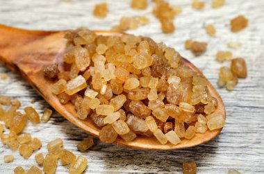 Tablo üzerinde kahverengi şeker