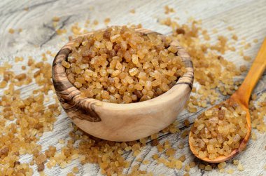 Tablo üzerinde kahverengi şeker