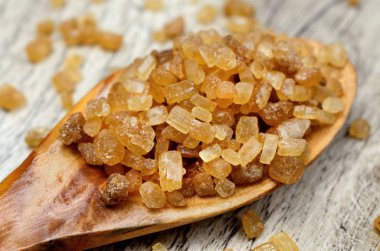 Tablo üzerinde kahverengi şeker