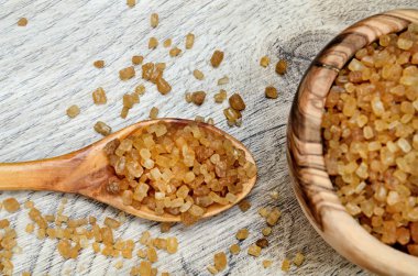 Tablo üzerinde kahverengi şeker