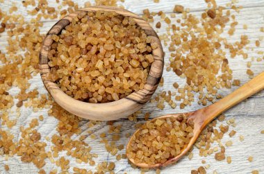 Tablo üzerinde kahverengi şeker