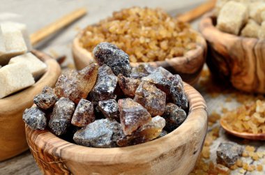 Tablo üzerinde kahverengi şeker