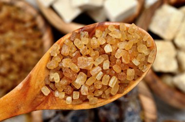 Tablo üzerinde kahverengi şeker