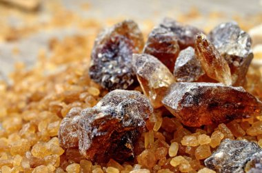 Tablo üzerinde kahverengi şeker