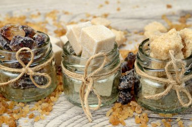 Tablo üzerinde kahverengi şeker