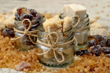 Tablo üzerinde kahverengi şeker