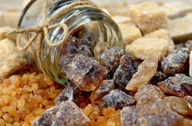 Tablo üzerinde kahverengi şeker