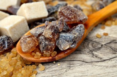 Tablo üzerinde kahverengi şeker