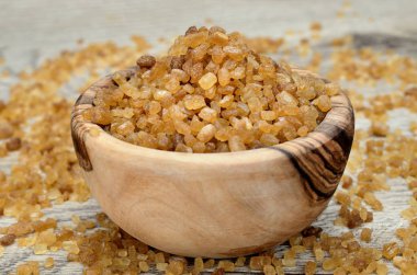 Tablo üzerinde kahverengi şeker