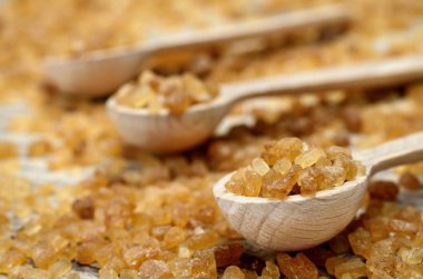 Tablo üzerinde kahverengi şeker