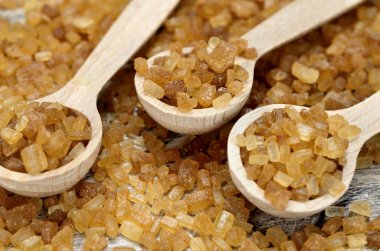 Tablo üzerinde kahverengi şeker