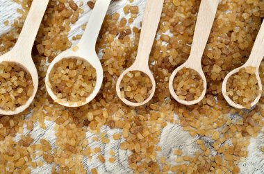 Tablo üzerinde kahverengi şeker