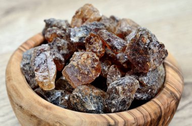 Tablo üzerinde kahverengi şeker