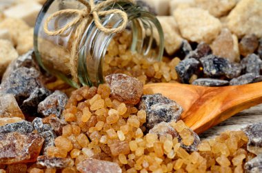 Tablo üzerinde kahverengi şeker