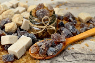 Tablo üzerinde kahverengi şeker