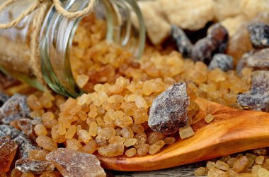 Tablo üzerinde kahverengi şeker