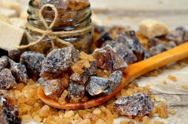 Tablo üzerinde kahverengi şeker