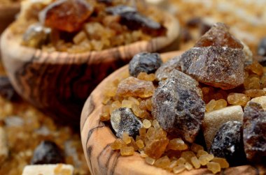 Tablo üzerinde kahverengi şeker