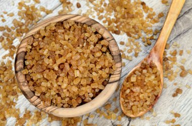 Tablo üzerinde kahverengi şeker