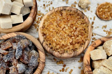 Tablo üzerinde kahverengi şeker