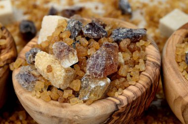 Tablo üzerinde kahverengi şeker