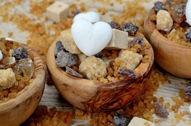 Tablo üzerinde kahverengi şeker