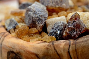 Tablo üzerinde kahverengi şeker