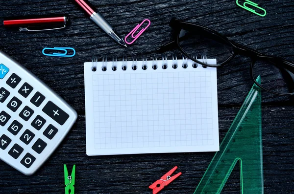 siyah gözlükleri masada