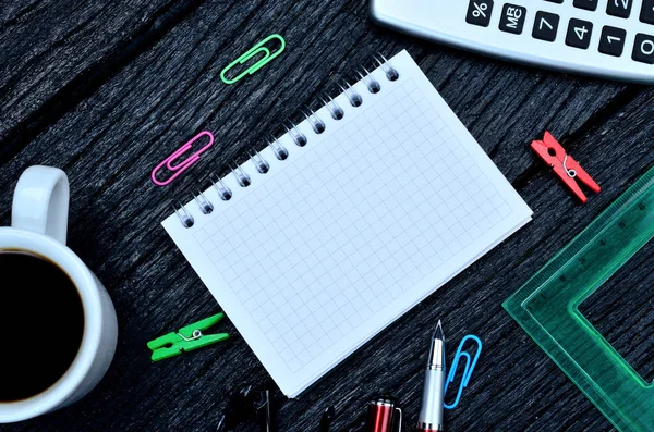 siyah gözlükleri masada